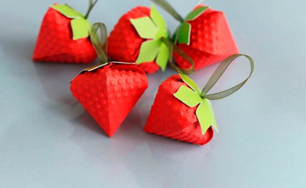 Ягодка из бумаги объемная