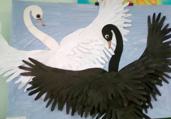 Лебедь из ладошек аппликация