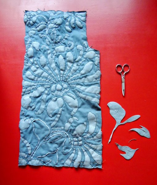 Прорезная аппликация из ткани