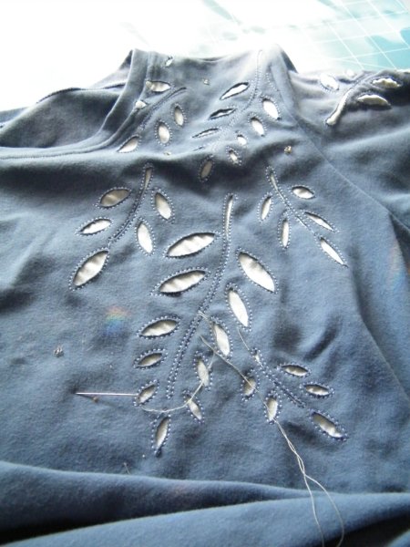 Выпуклая аппликация на трикотаже