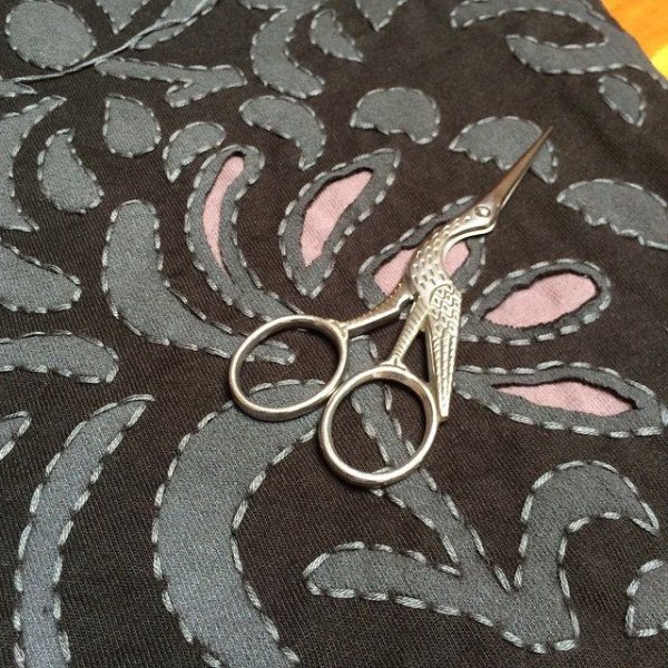 Прорезная аппликация на ткани