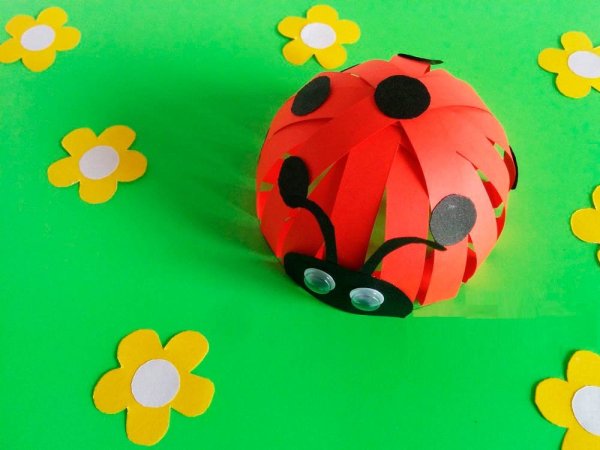 Поделка Божья коровка из цветной бумаги