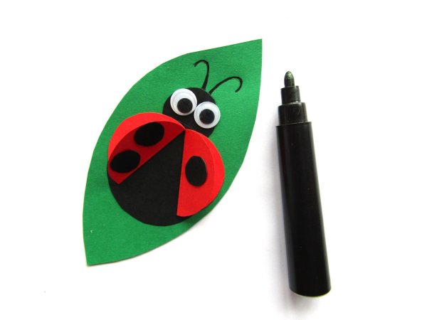 Аппликация Божья коровка из цветной бумаги