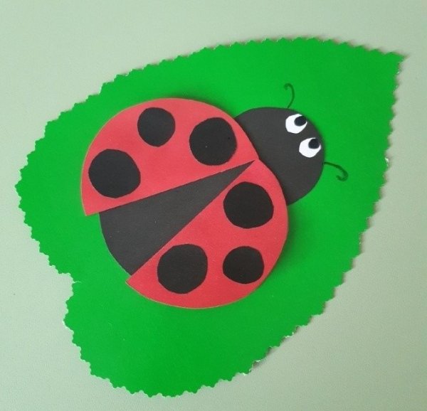 Божья коровка на листочке аппликация