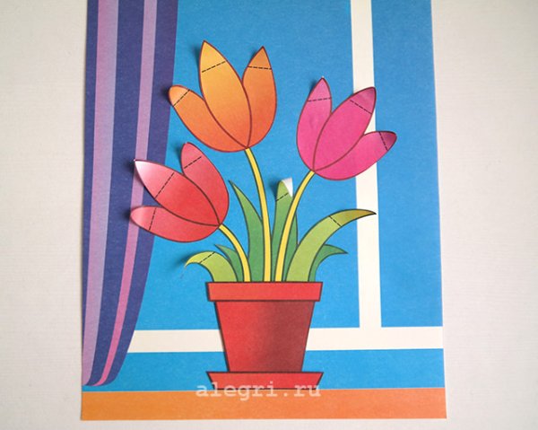 Ваза с цветами из цветной бумаги