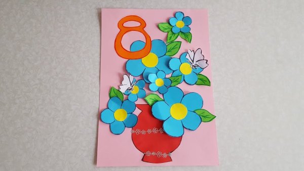 Ваза с цветами из цветной бумаги