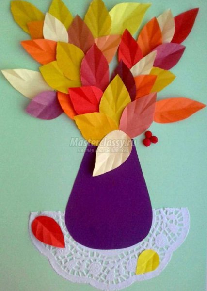 Ваза из цветной бумаги с осенними листьями