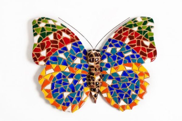 Бабочка из кусочков цветной бумаги