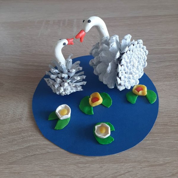 Лебедь из шишки и пластилина