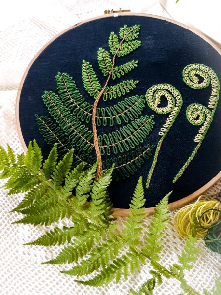Ботаническая вышивка гладью папоротник