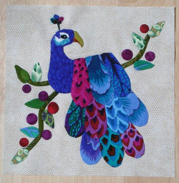 Аппликация птицы из ткани