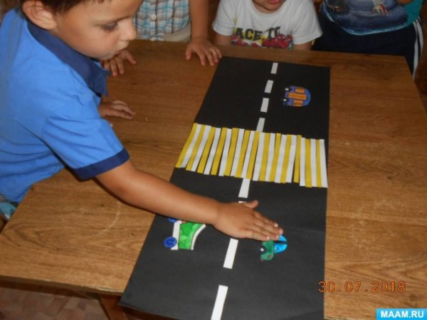 Аппликация на тему ПДД В младшей группе