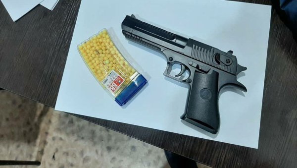 Забрать пистолет игрушечный