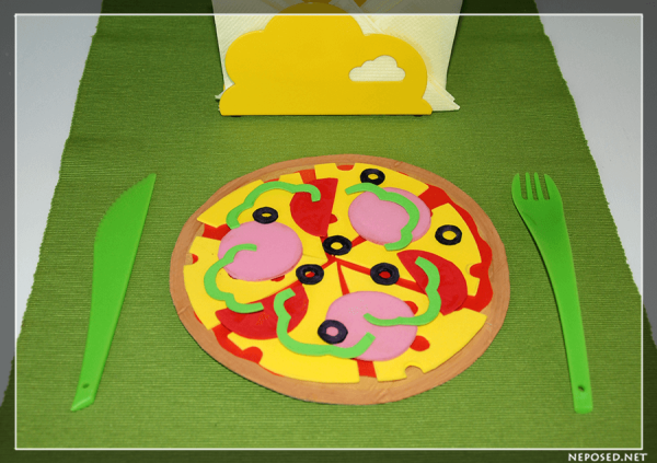 Пицца из картона и цветной бумаги