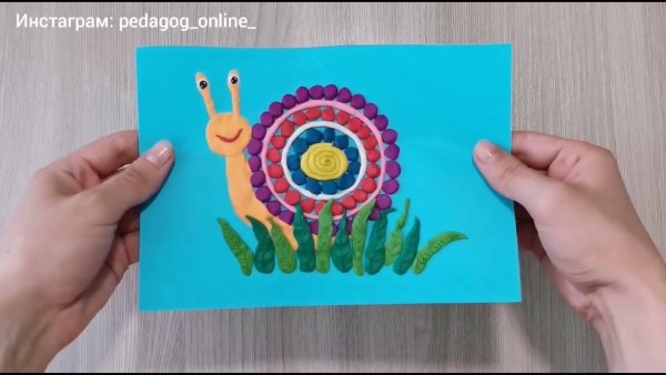 Улитка пластилином на картоне