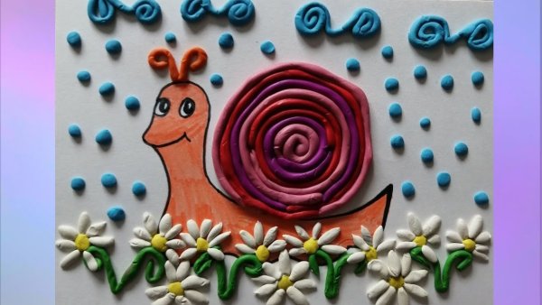 Улитка пластилином на картоне
