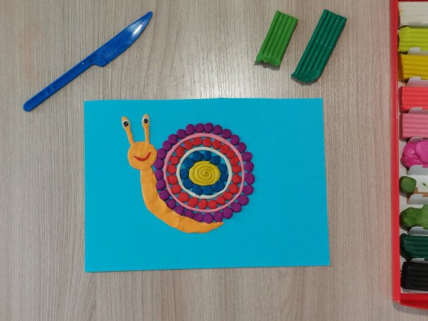 Улитка пластилином на картоне