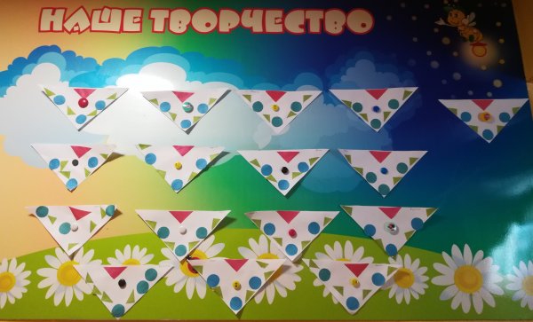 Аппликация Укрась платочек средняя группа