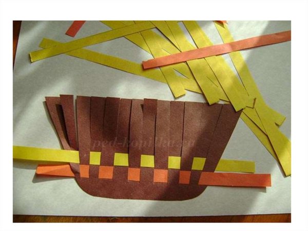 Корзинка плетеная из бумажных полосок