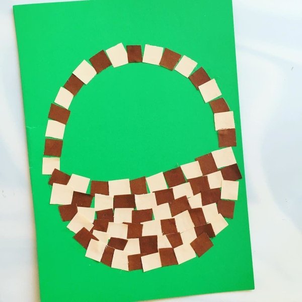 Плетеная корзина из цветной бумаги