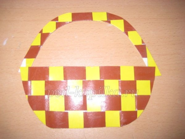 Плетеная корзинка из цветной бумаги