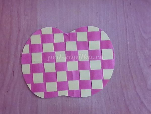 Аппликация плетение из бумажных полос яблоко