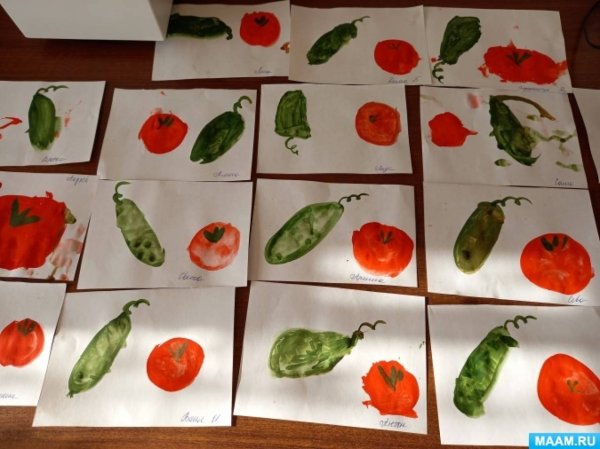 Аппликация огурцы и помидоры лежат на тарелке