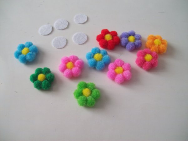Аппликация из помпончиков