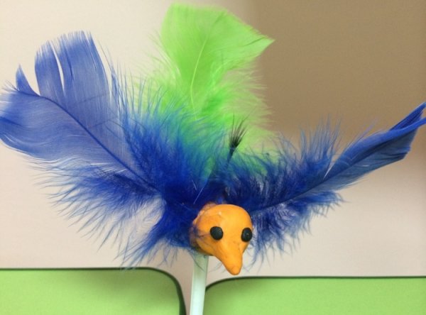 Птица игрушка из перьев