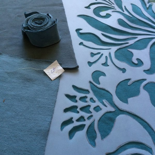 Прорезная аппликация из ткани