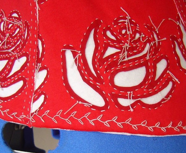 Прорезная аппликация на ткани