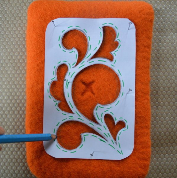 Тканевая аппликация прорезная