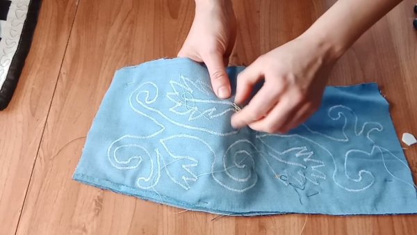 Прорезная аппликация на джинсе