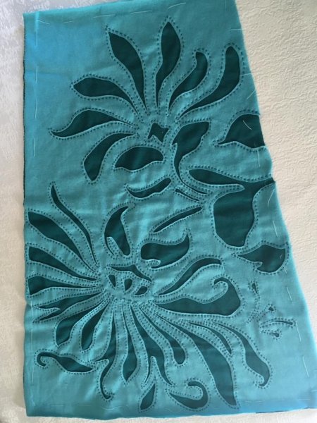 Прорезная аппликация на ткани