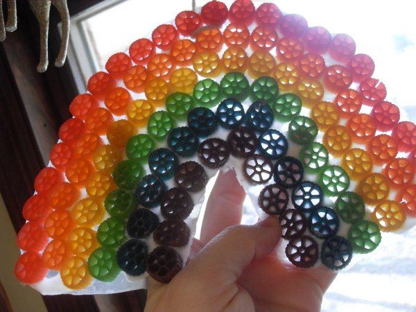 Поделка Радуга для детей из макарон