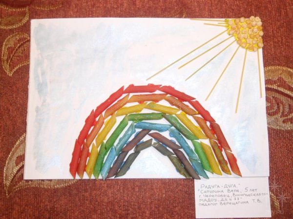 Радуга из макарон поделка