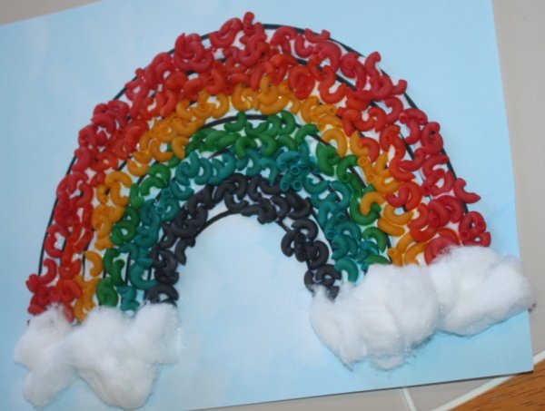 Радуга из макарон поделка