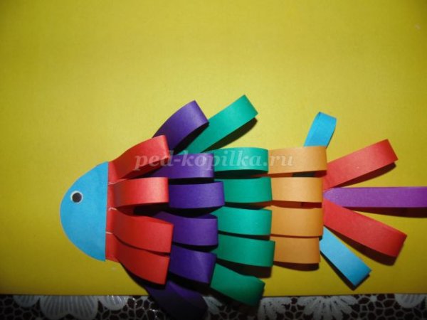 Рыбка из полосок цветной бумаги