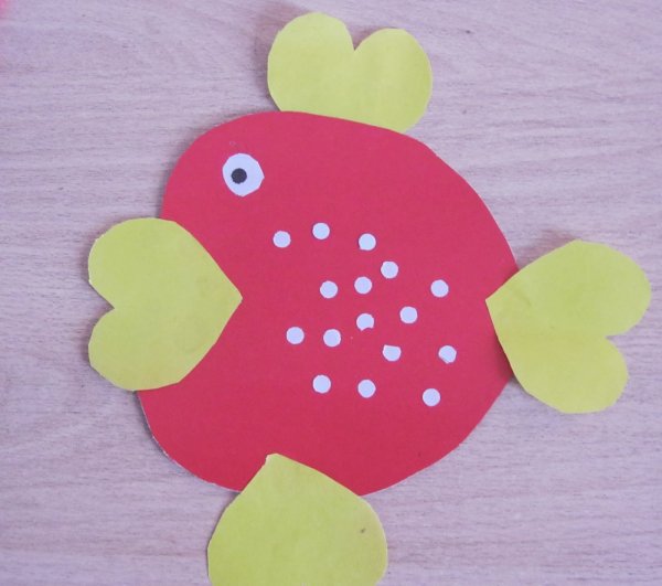 Аппликация из бумаги рыбка из сердечек