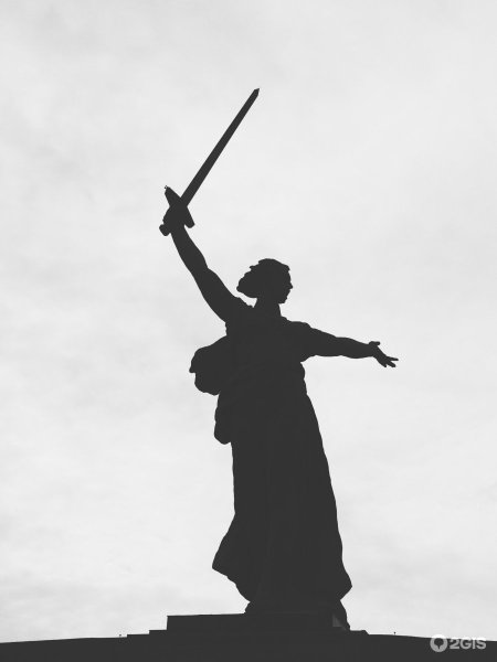 Мамаев Курган и Родина мать черно белое