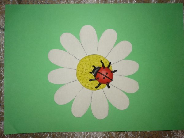 Божья коровка на ромашке поделка