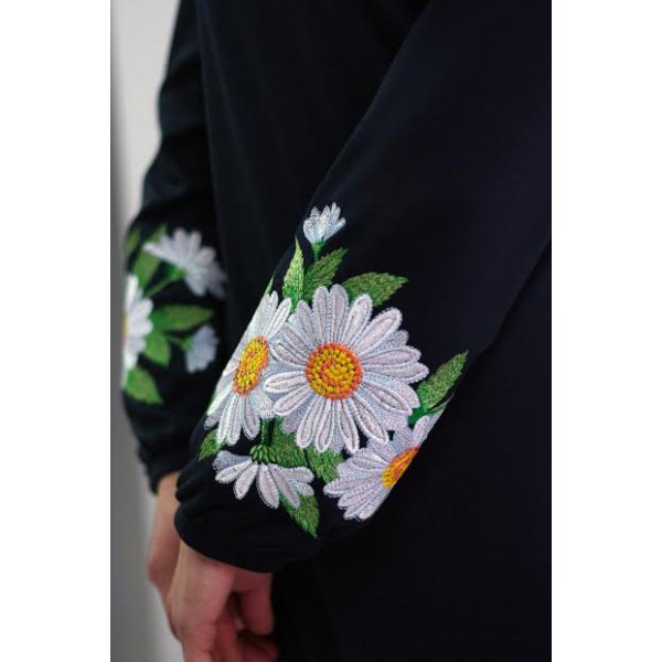 Черное платье с ромашками