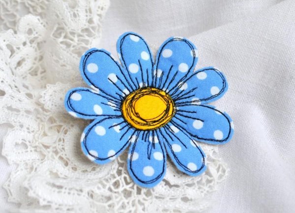 Брошь цветок из ткани