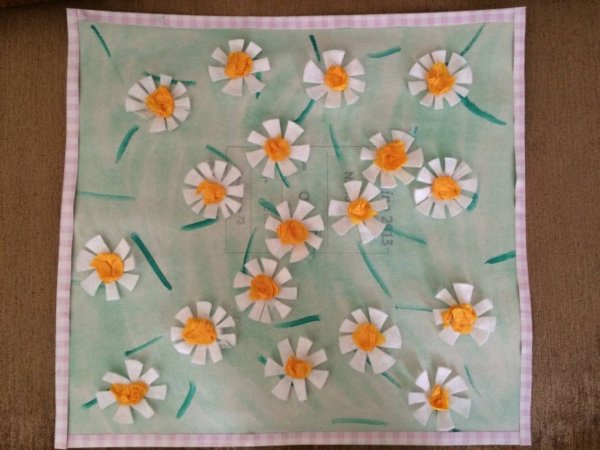 Укрась платочек ромашками старшая группа