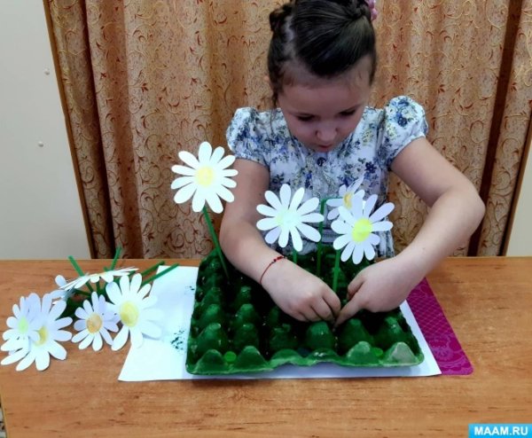 Поделка Ромашковое поле для садика
