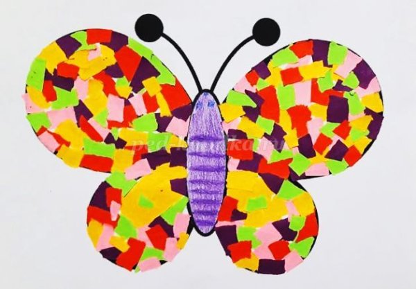 Бабочка из кусочков цветной бумаги