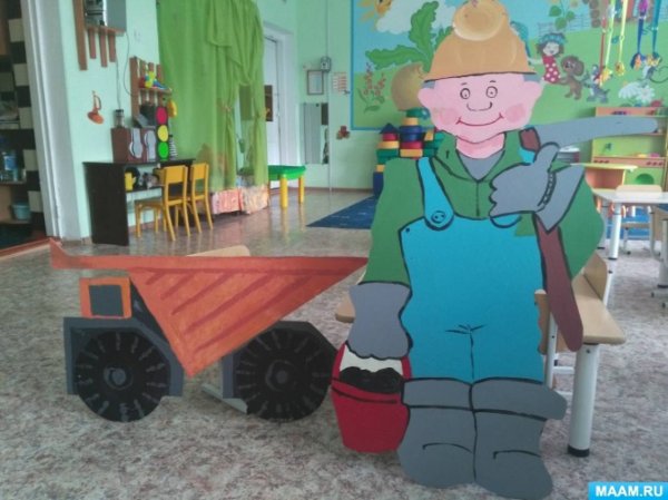 В детском саду на участке профессии