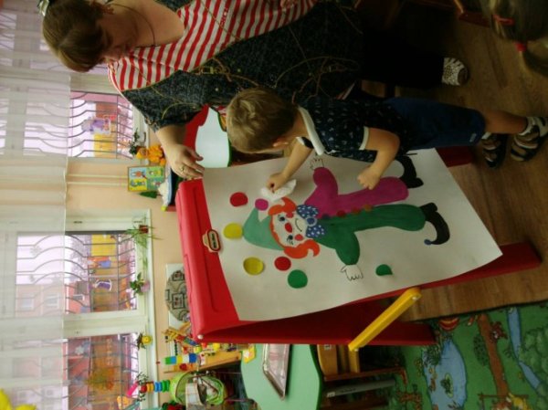 Занятие в младшей группе клоун