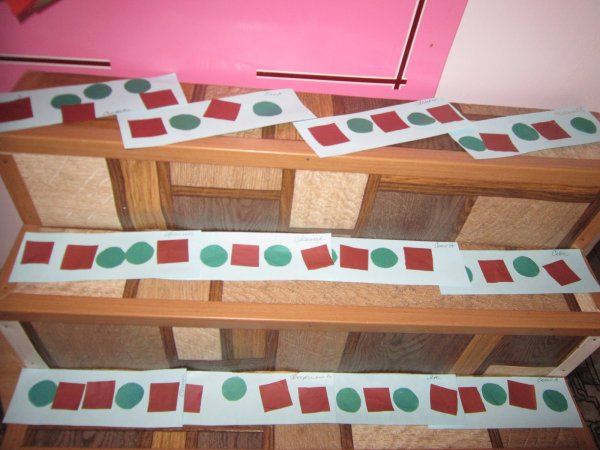 Аппликация на полосе шарики и кубики 2 младшая группа