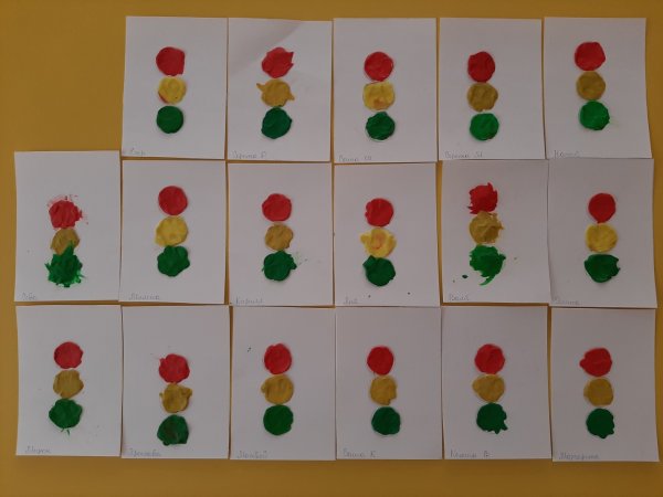 Аппликация в младшей группе шарики и кубики